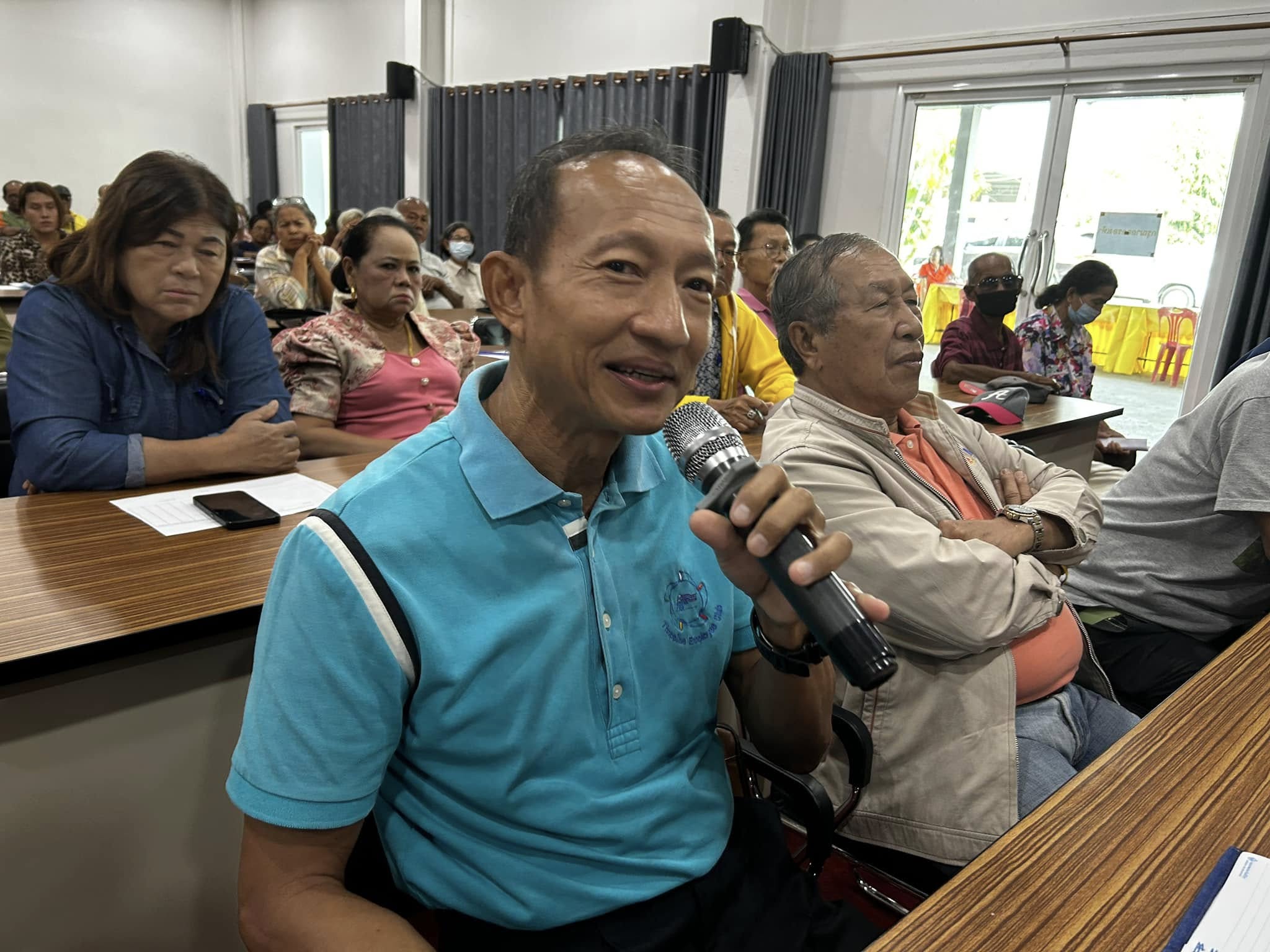 ผู้เข้าร่วมประชุมกำลังถือเอกสารแสดงความเห็น